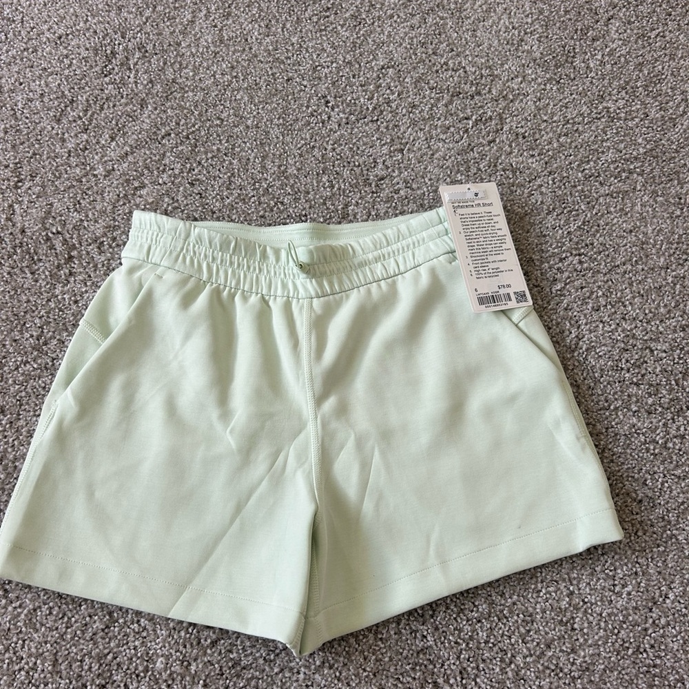 Lululemon Softstreme HR Short 4” size 6 in kohlrabi green